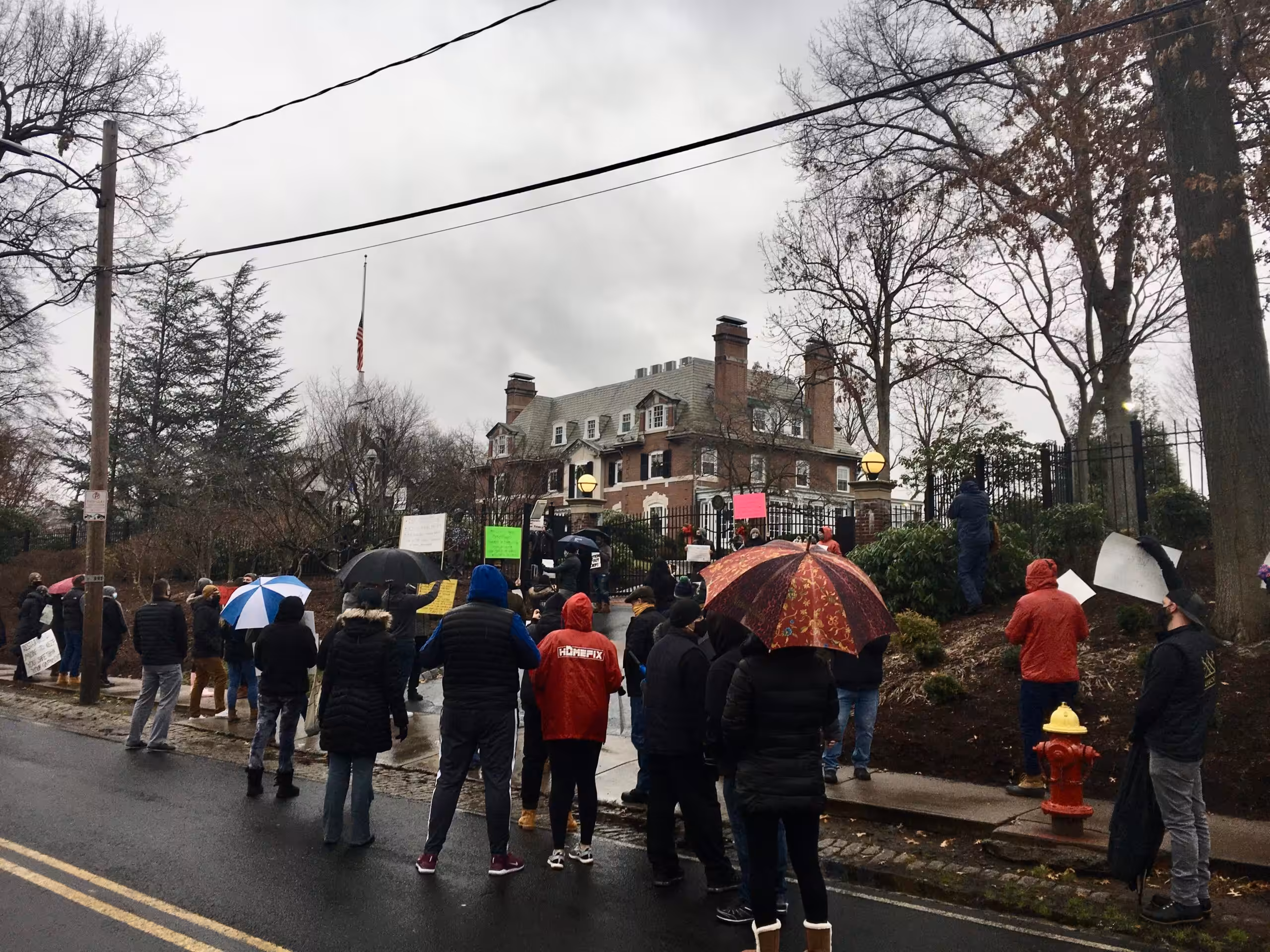 Restaurant workers protest outside Governor’s Residence: “Nobody is seeing us.”